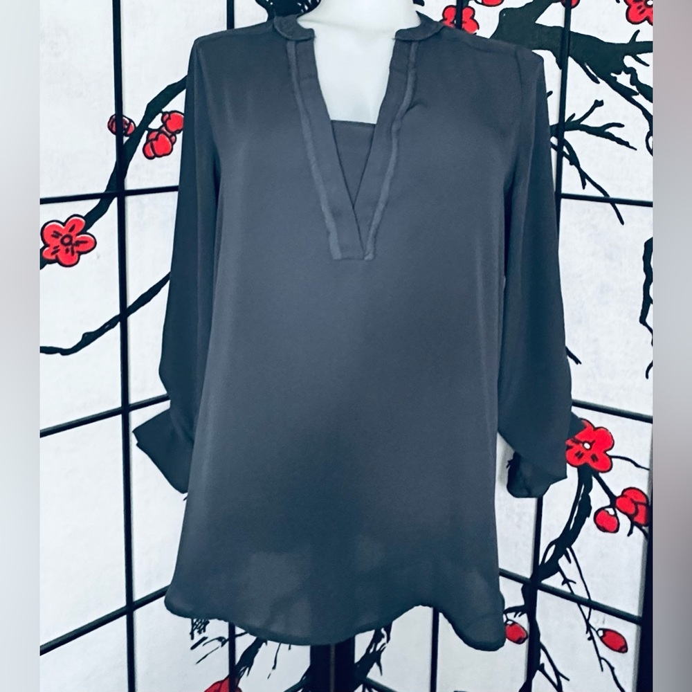 SOLD | Simply Vera by Vera Wang Blue-Grey V-neck Blouse Sz M